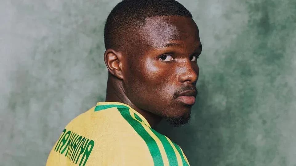 Jugador con camiseta amarilla mirando hacia atrás