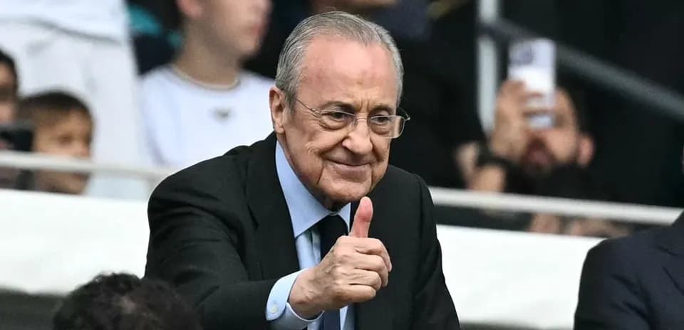 Presidente del club levantando el pulgar en el estadio