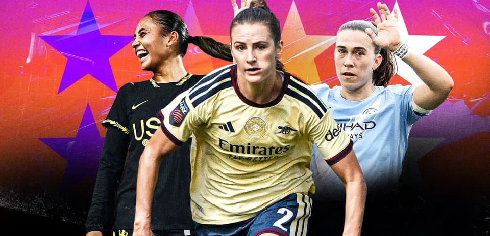 Tres jugadoras de fútbol en acción con uniformes