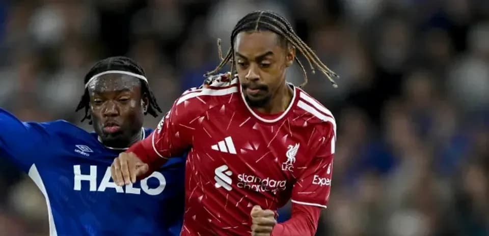 Jugador de Liverpool driblando a oponente del equipo rival