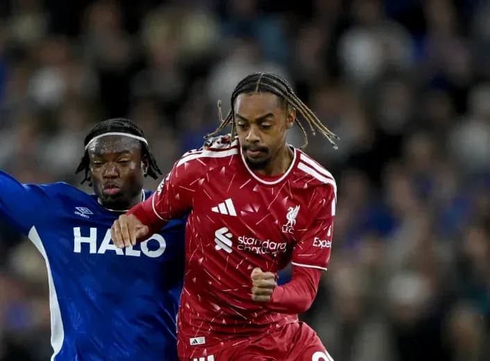 Jugador de Liverpool driblando a oponente del equipo rival