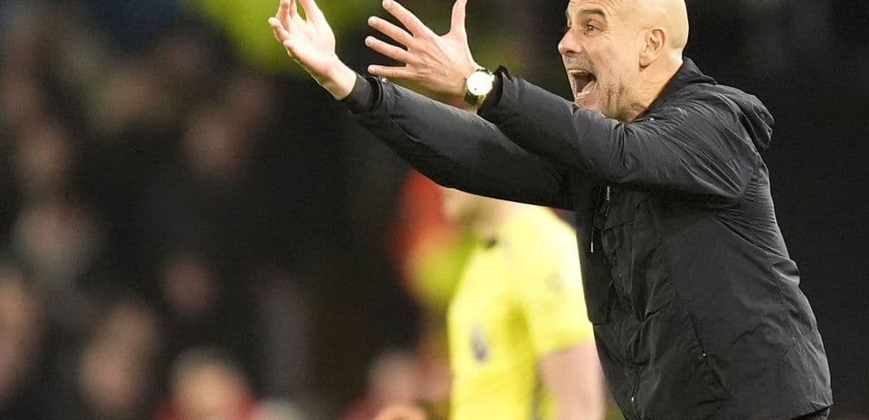 Entrenador gesticulando durante el partido