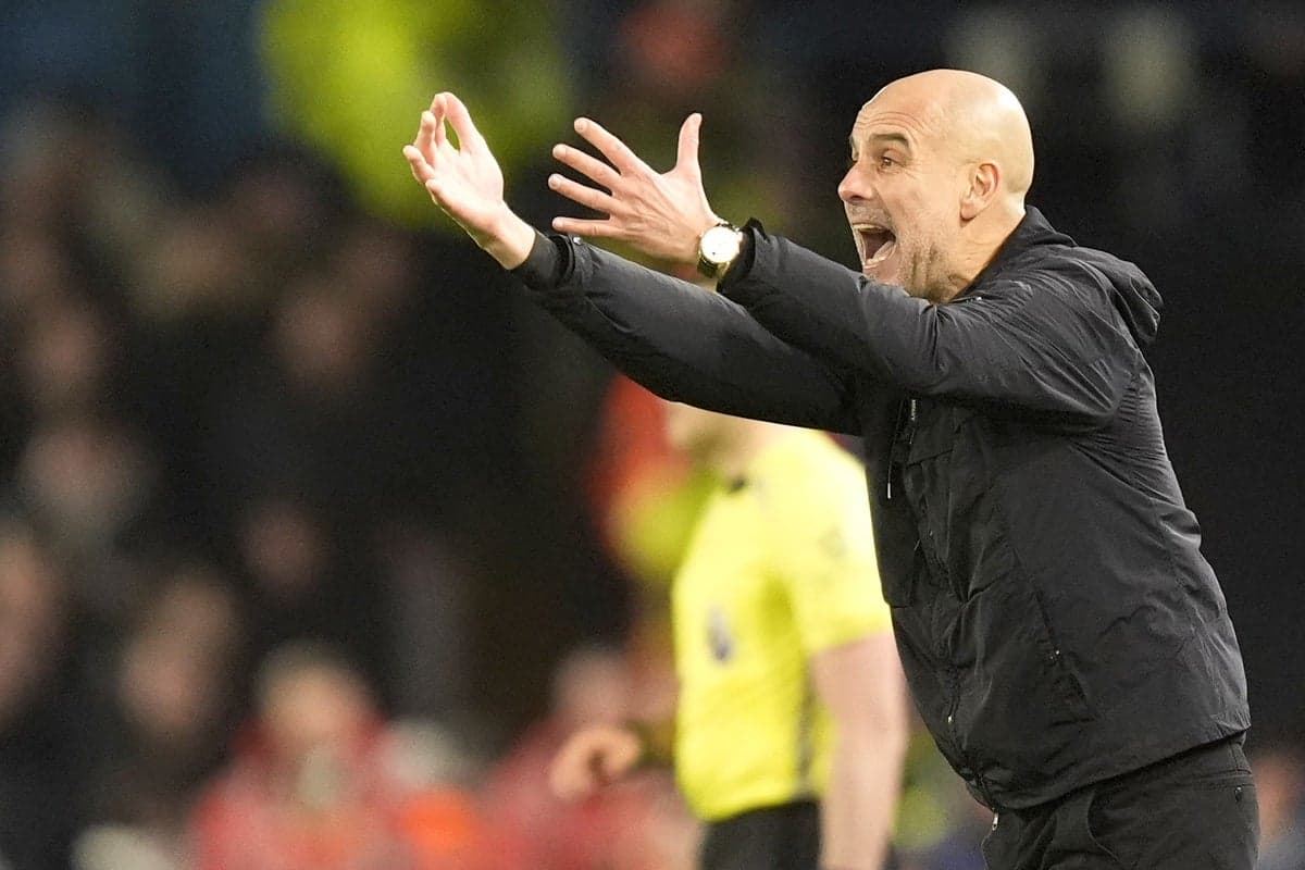 Entrenador gesticulando durante el partido