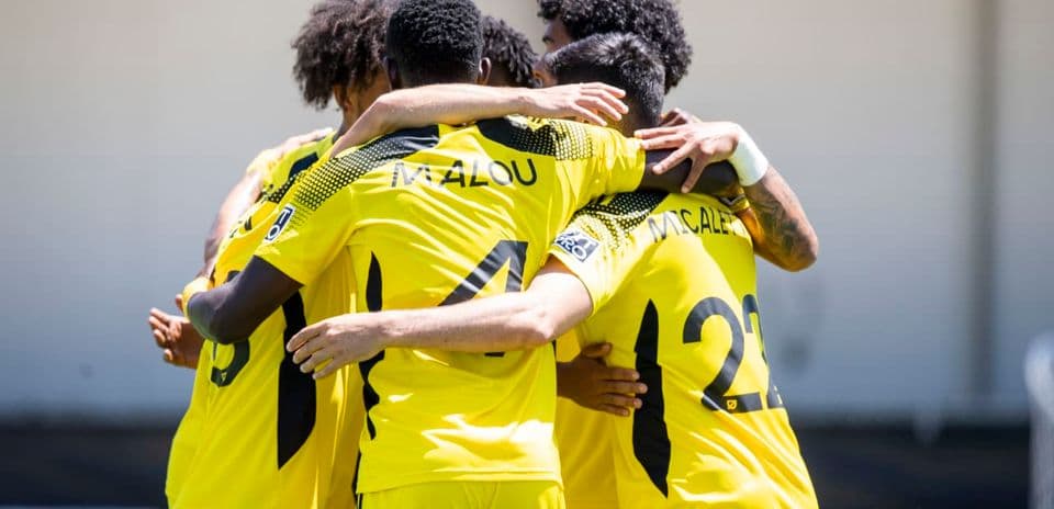 Jugadores del Columbus Crew II celebrando un gol