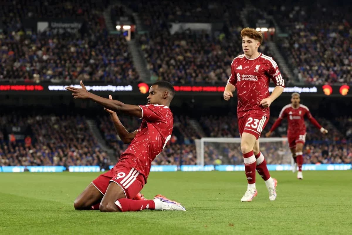 Jugadores de Liverpool en acción durante el partido