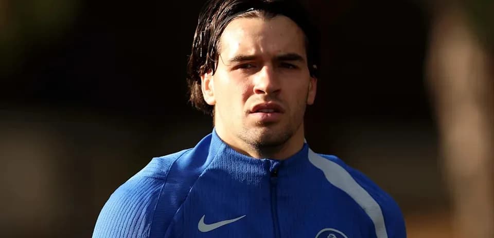 Jugador de fútbol entrenando en camiseta azul