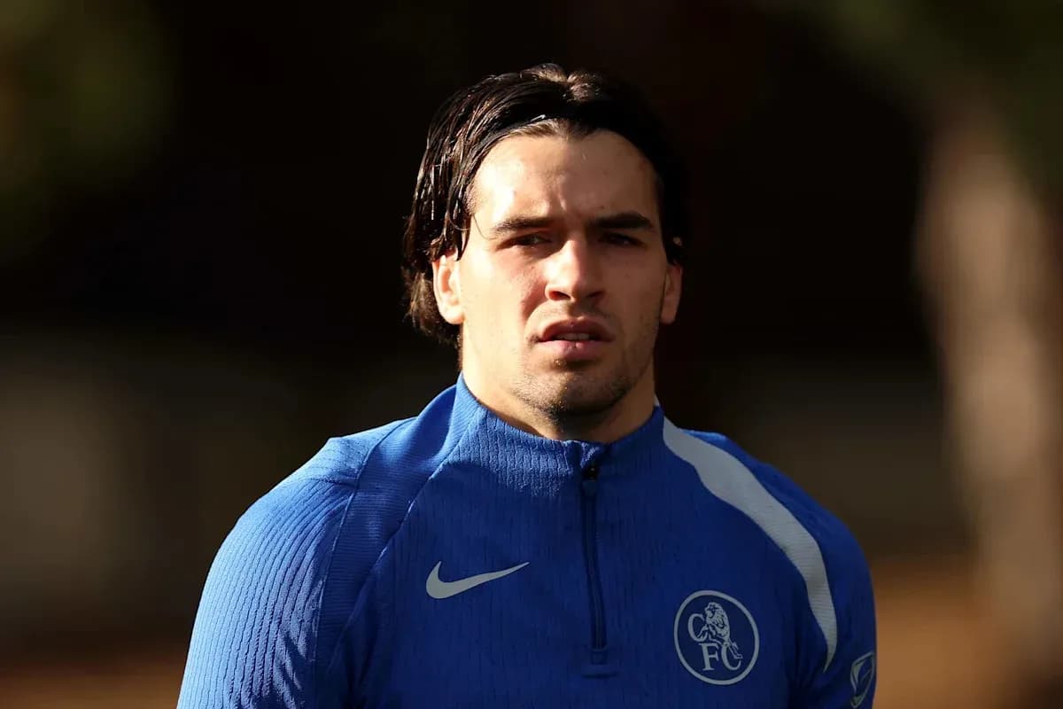 Jugador de fútbol entrenando en camiseta azul