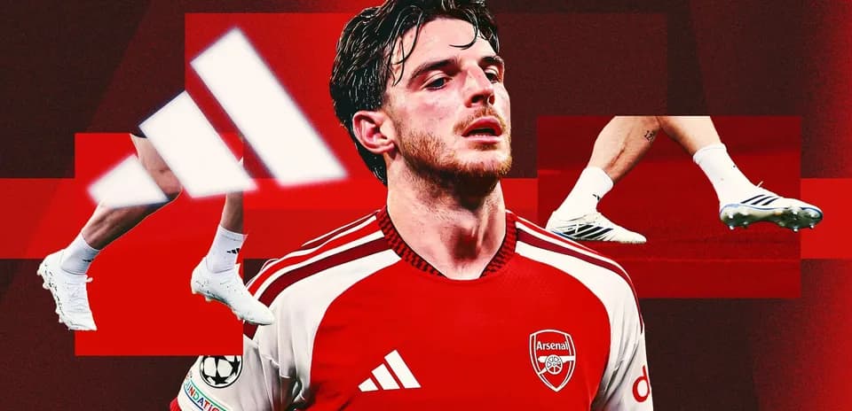 Jugador de Arsenal en camiseta roja y botas blancas