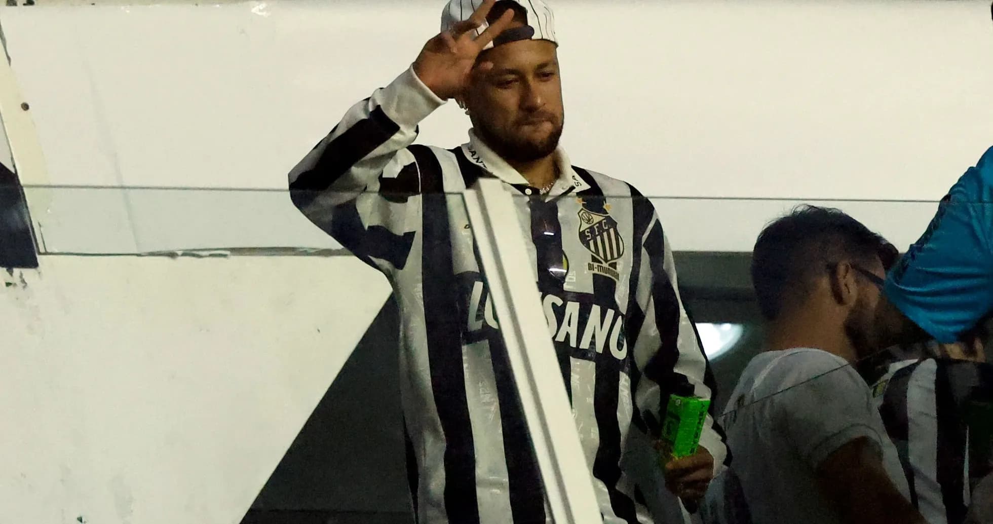 Jugador saludando desde la tribuna del estadio