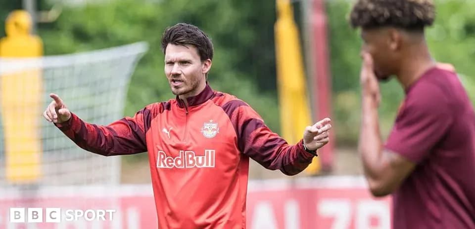 Entrenador dirigiendo a jugador en sesión de entrenamiento