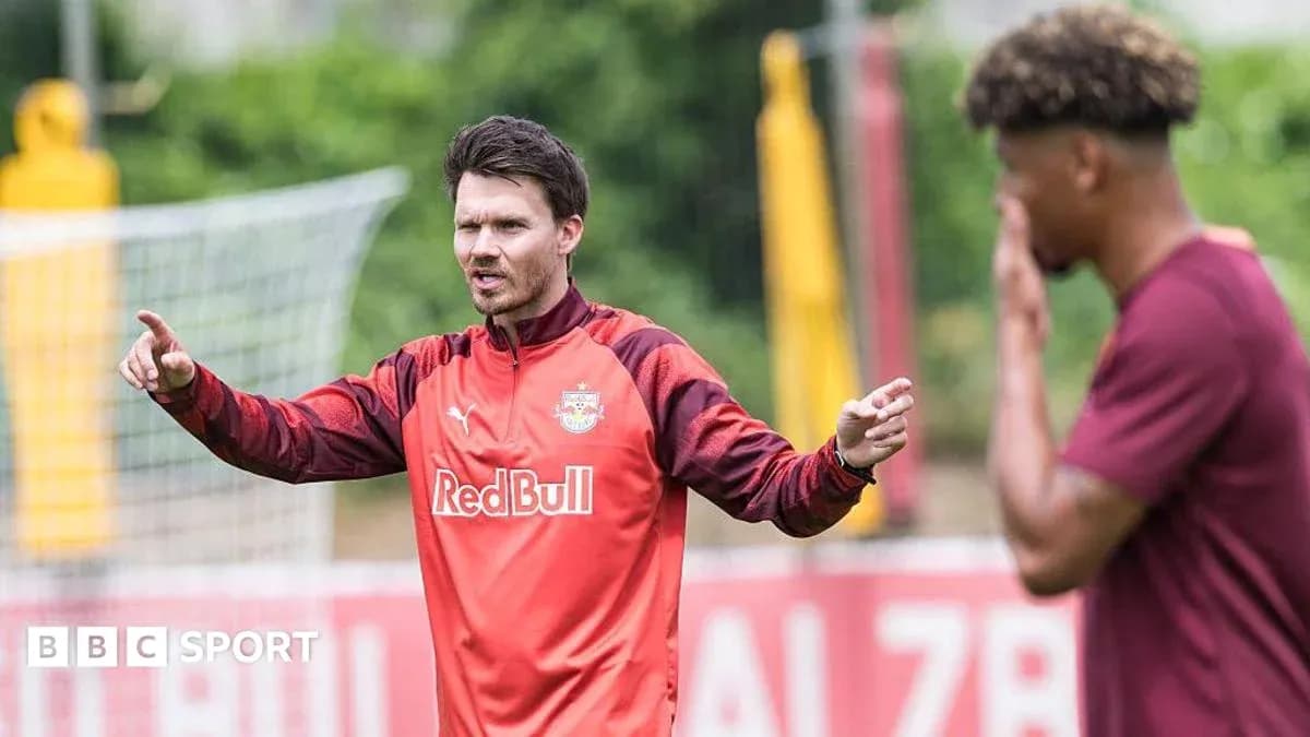 Entrenador dirigiendo a jugador en sesión de entrenamiento