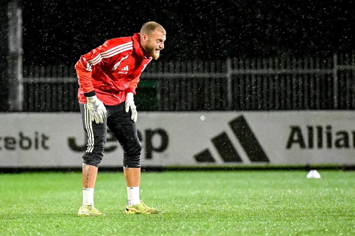 Portero entrenando bajo la lluvia en el campo