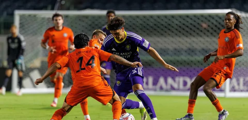 Jugador de Orlando City II driblando en el partido