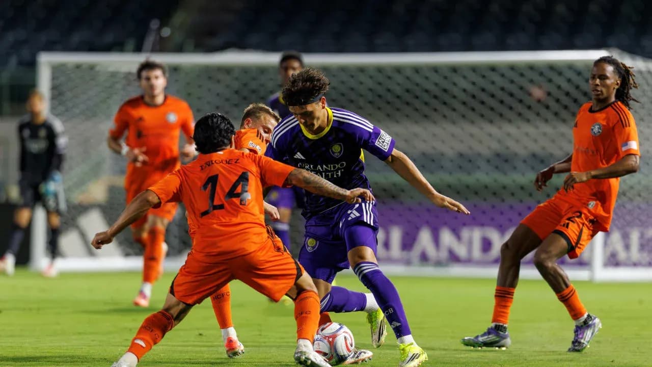 Jugador de Orlando City II driblando en el partido