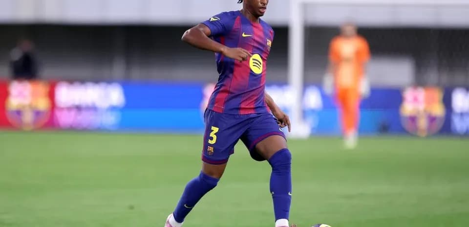 Jugador del FC Barcelona avanzando con el balón