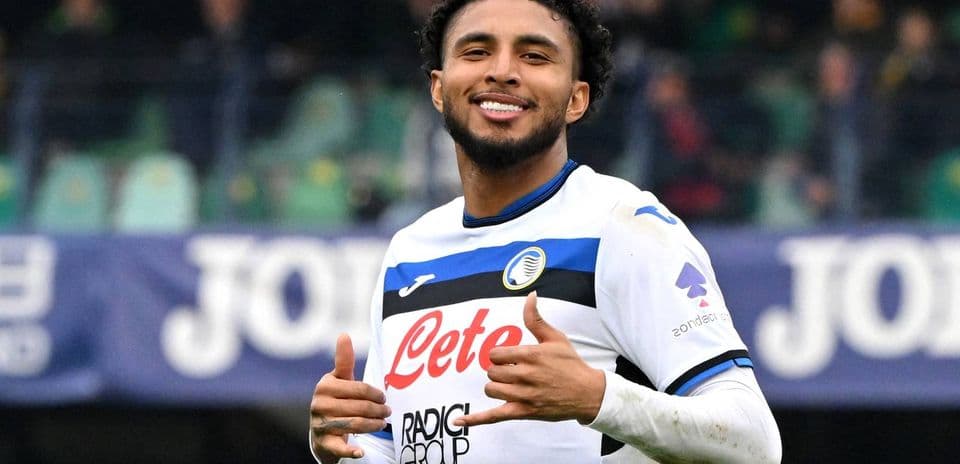 Jugador de Atalanta sonriendo y haciendo gestos