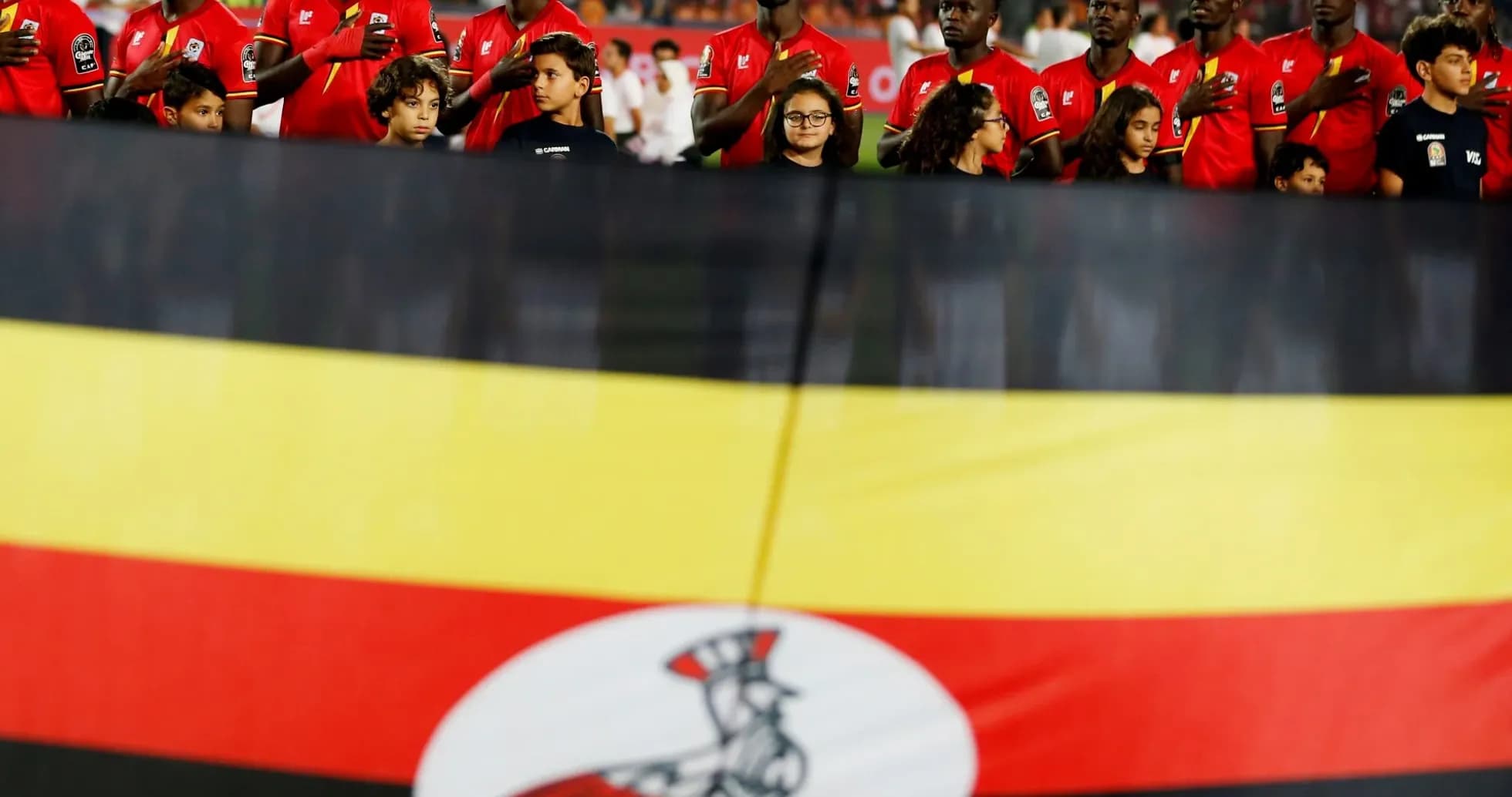 Jugadores de Uganda con bandera durante el himno nacional