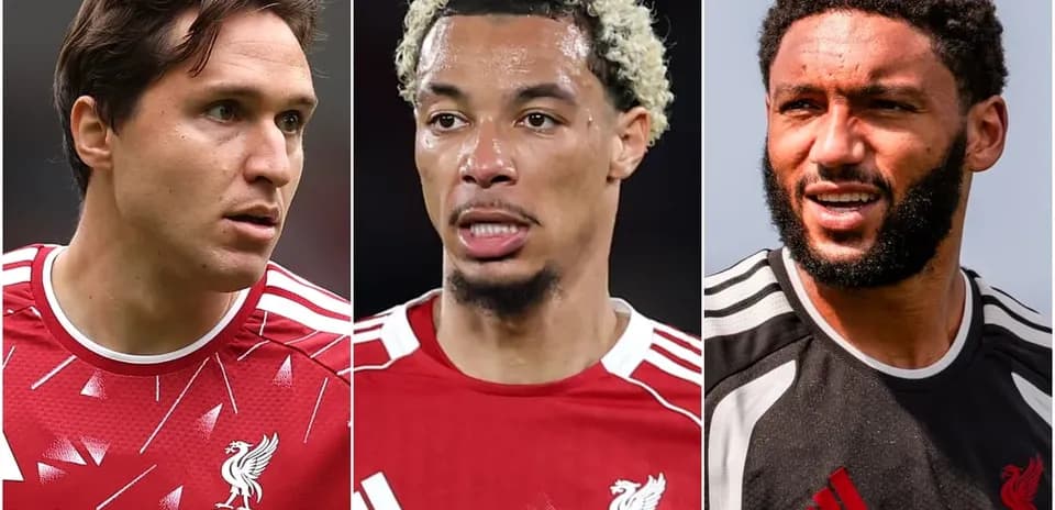 Tres jugadores de Liverpool en uniforme rojo