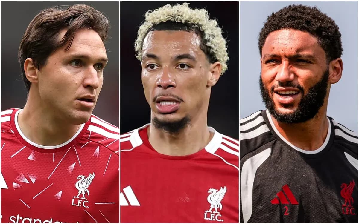 Tres jugadores de Liverpool en uniforme rojo