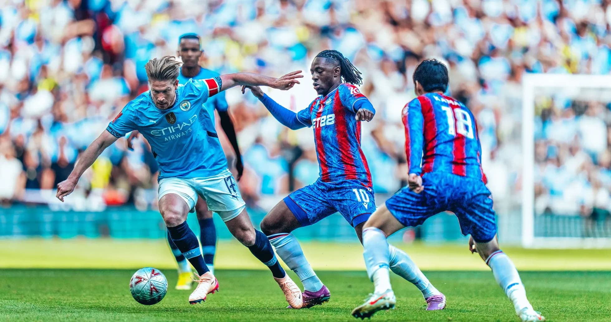Jugador de Manchester City en acción contra Crystal Palace