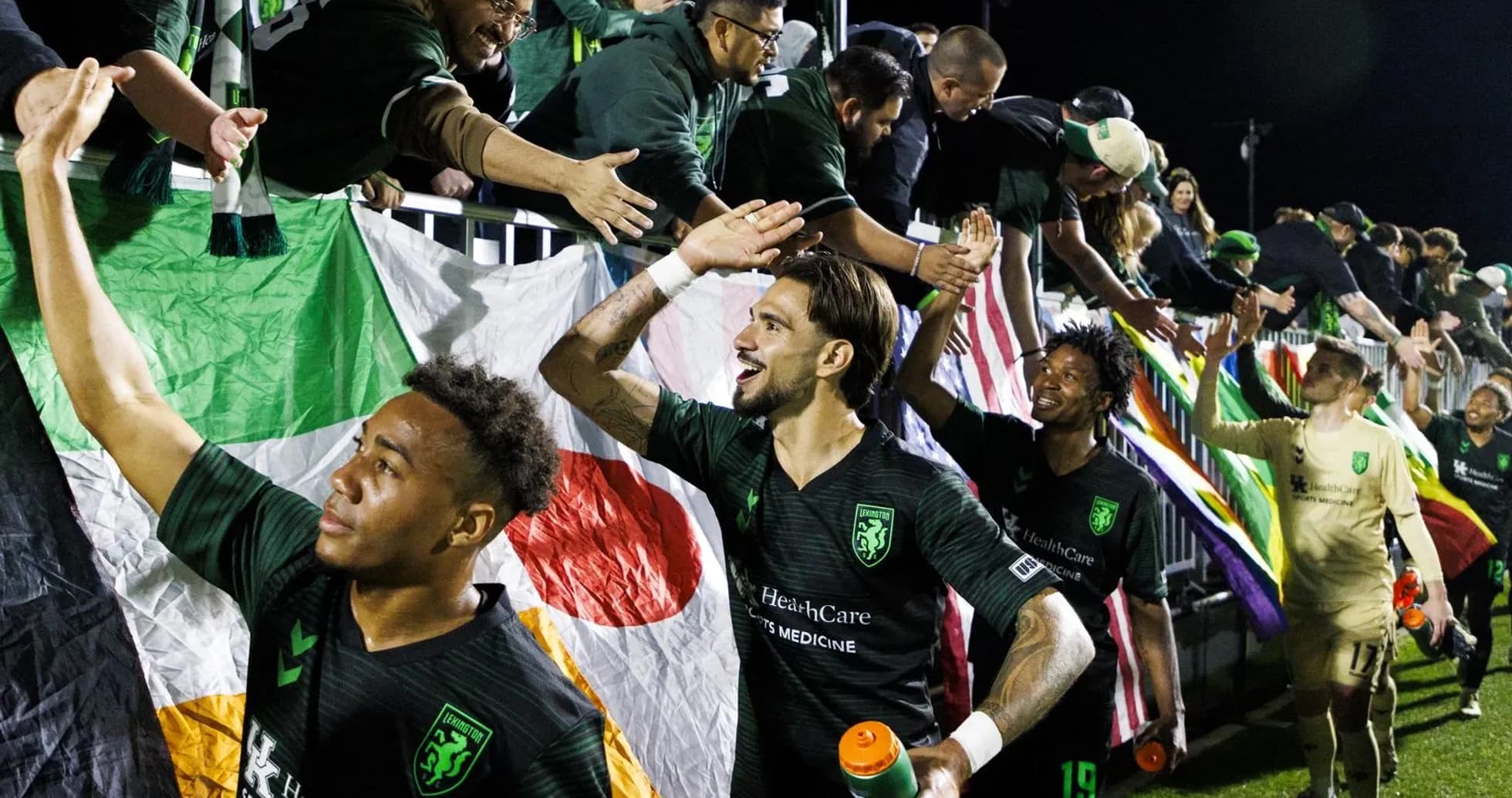 Jugadores de Lexington celebrando con los aficionados