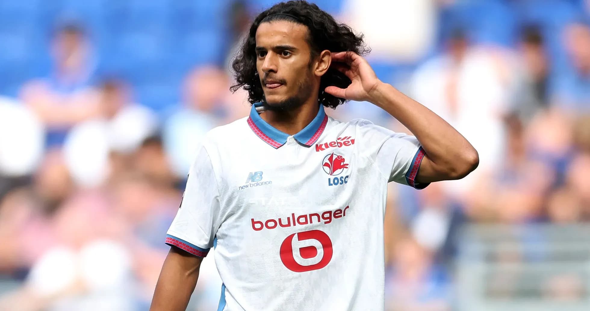 Jugador de Lille OSC con camiseta blanca en el campo
