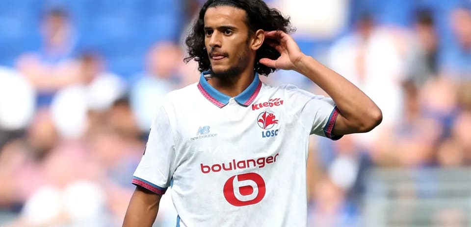 Jugador de Lille OSC con camiseta blanca en el campo
