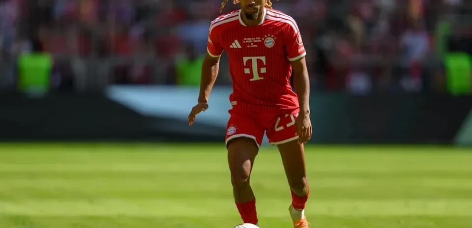 Jugador de Bayern Munich corriendo con el balón