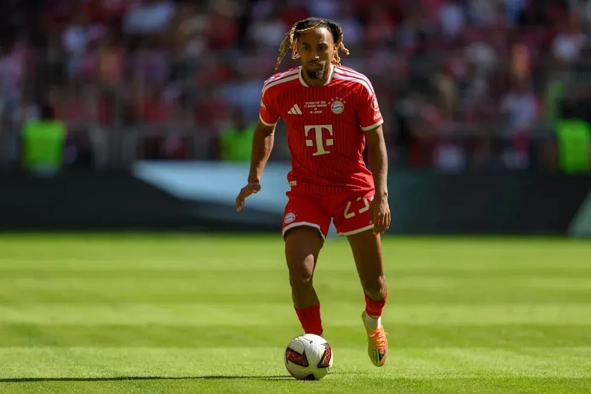 Jugador de Bayern Munich corriendo con el balón