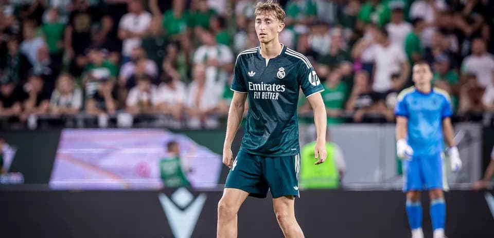 Jugador de Real Madrid en partido con afición de fondo