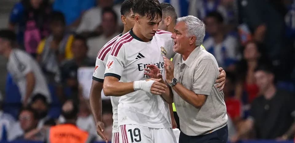 Entrenador hablando con jugador de Real Madrid en partido