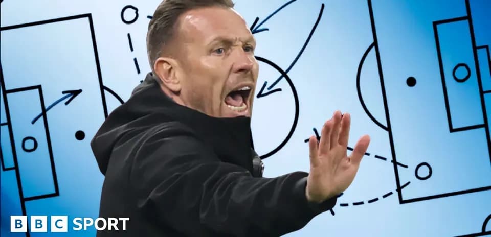 Entrenador señalando tácticas en pizarra estratégica