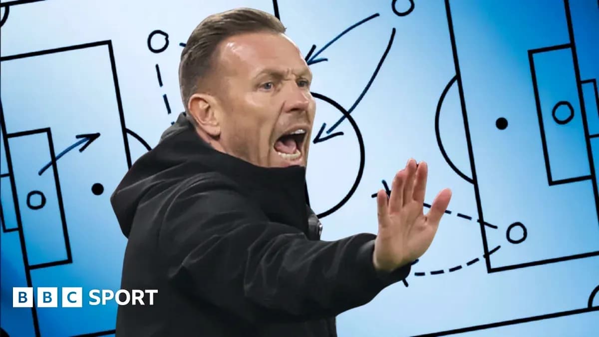 Entrenador señalando tácticas en pizarra estratégica