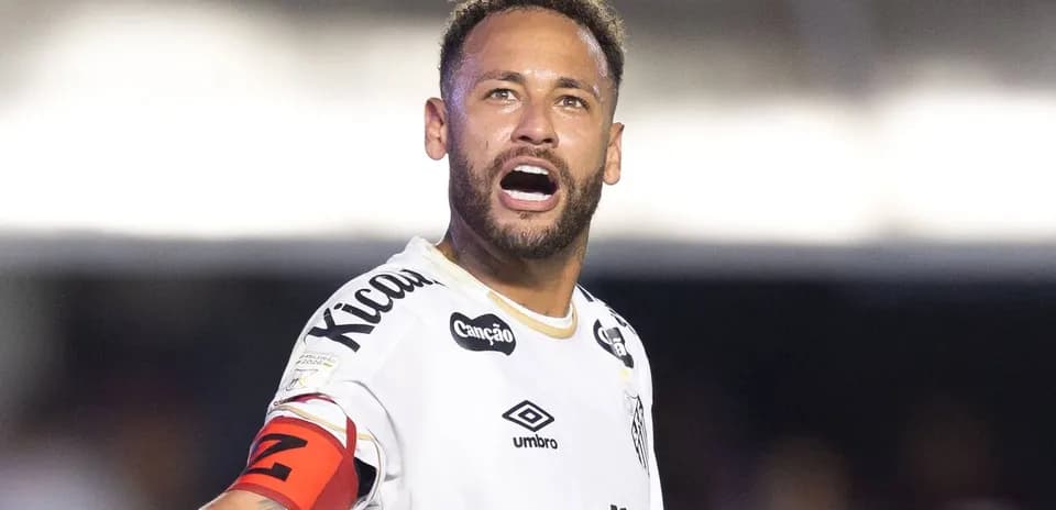 Jugador celebrando con camiseta de Santos en campo