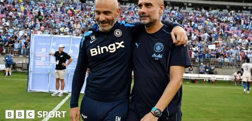 Entrenadores abrazándose al final del partido