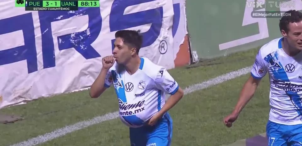 Jugador de Puebla celebrando un gol
