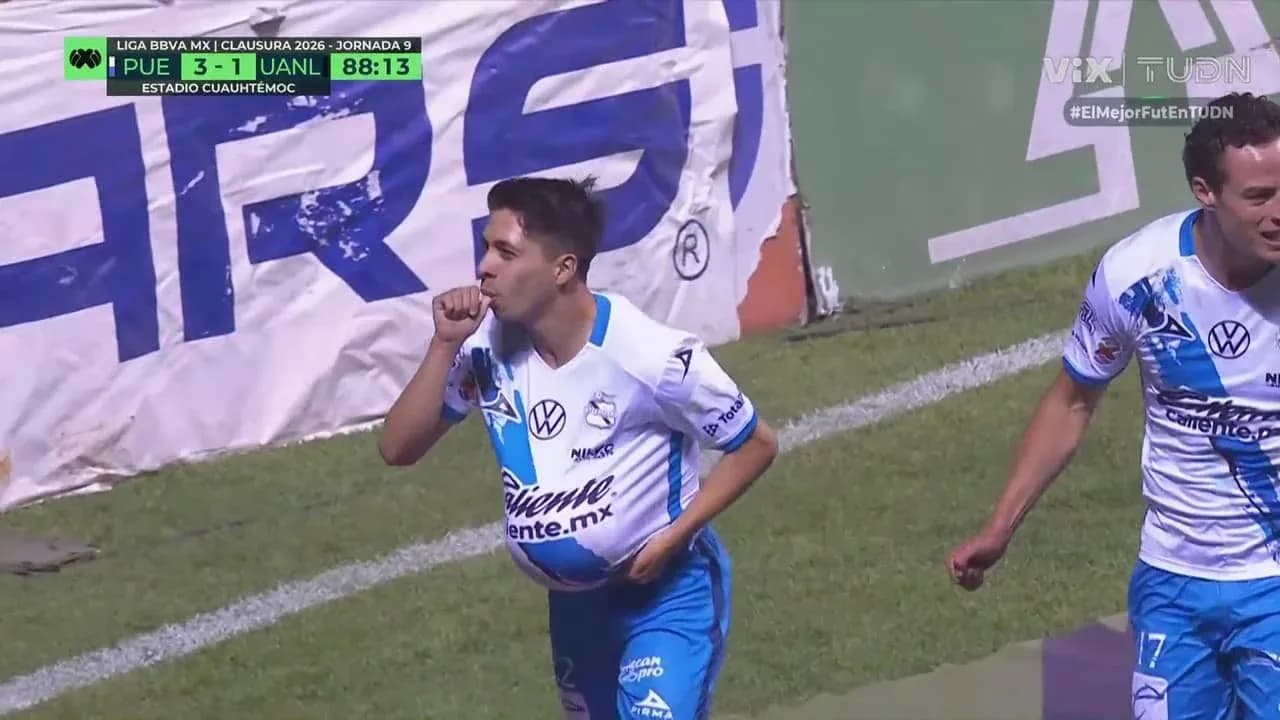 Jugador de Puebla celebrando un gol