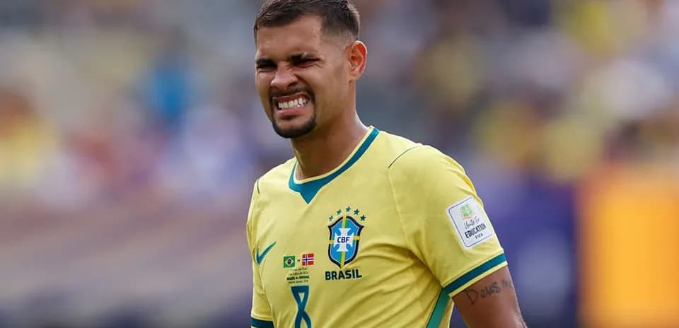 Jugador de Brasil en partido de fútbol con camiseta amarilla