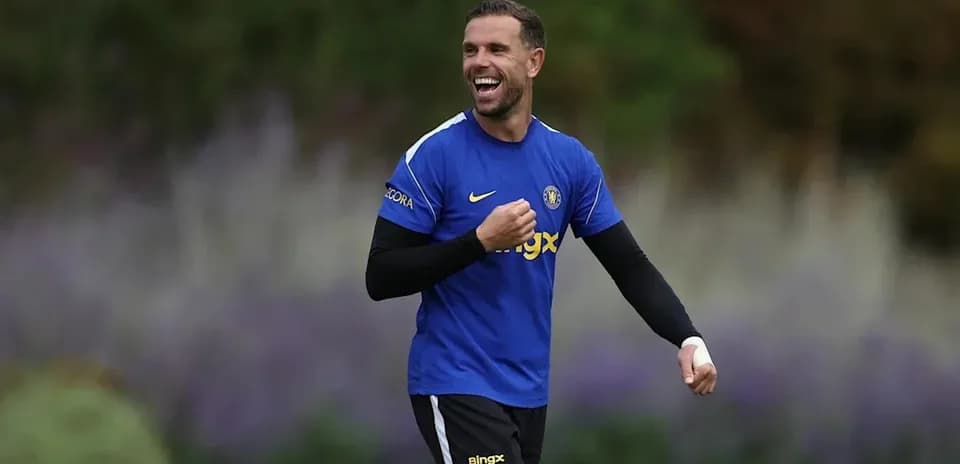 Jugador entrenando con camiseta azul en campo