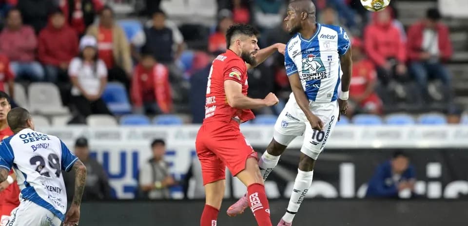 Jugadores de Pachuca y Toluca en acción