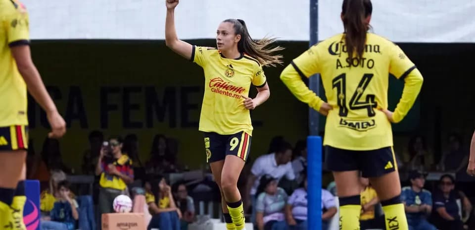 Jugadora celebra un gol durante el partido