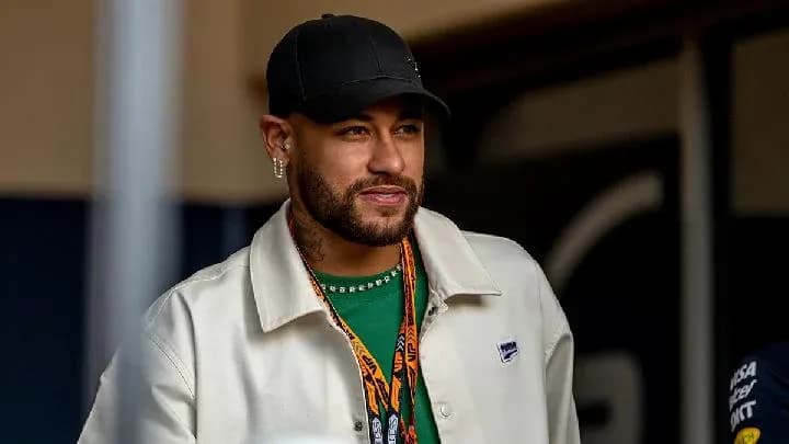 Neymar sonriendo en evento deportivo