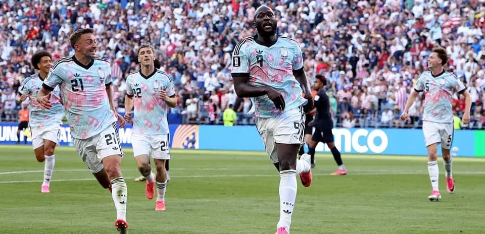 Jugadores de equipo celebrando un gol en partido