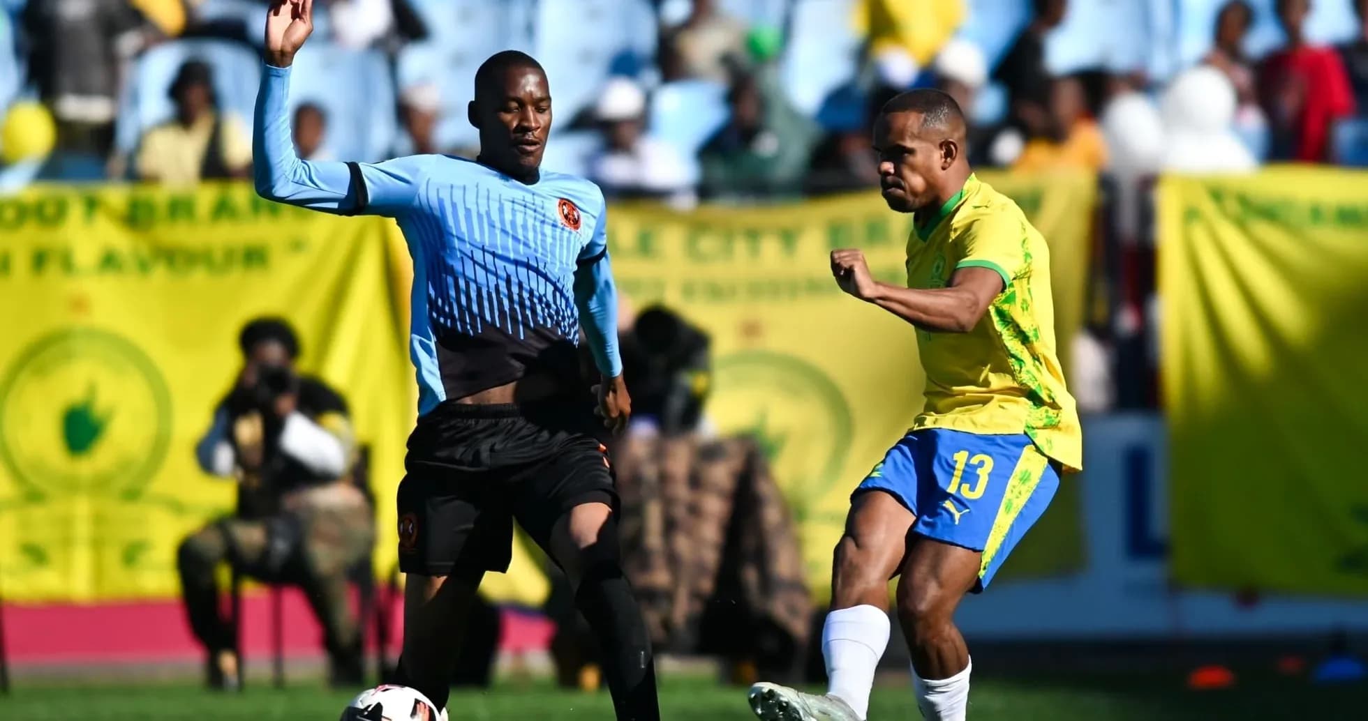 Jugador de equipo amarillo disparando en partido de fútbol