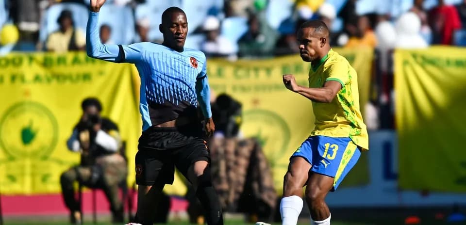 Jugador de equipo amarillo disparando en partido de fútbol