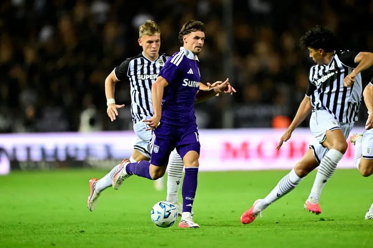 Jugador de Anderlecht esquivando a defensores de PAOK