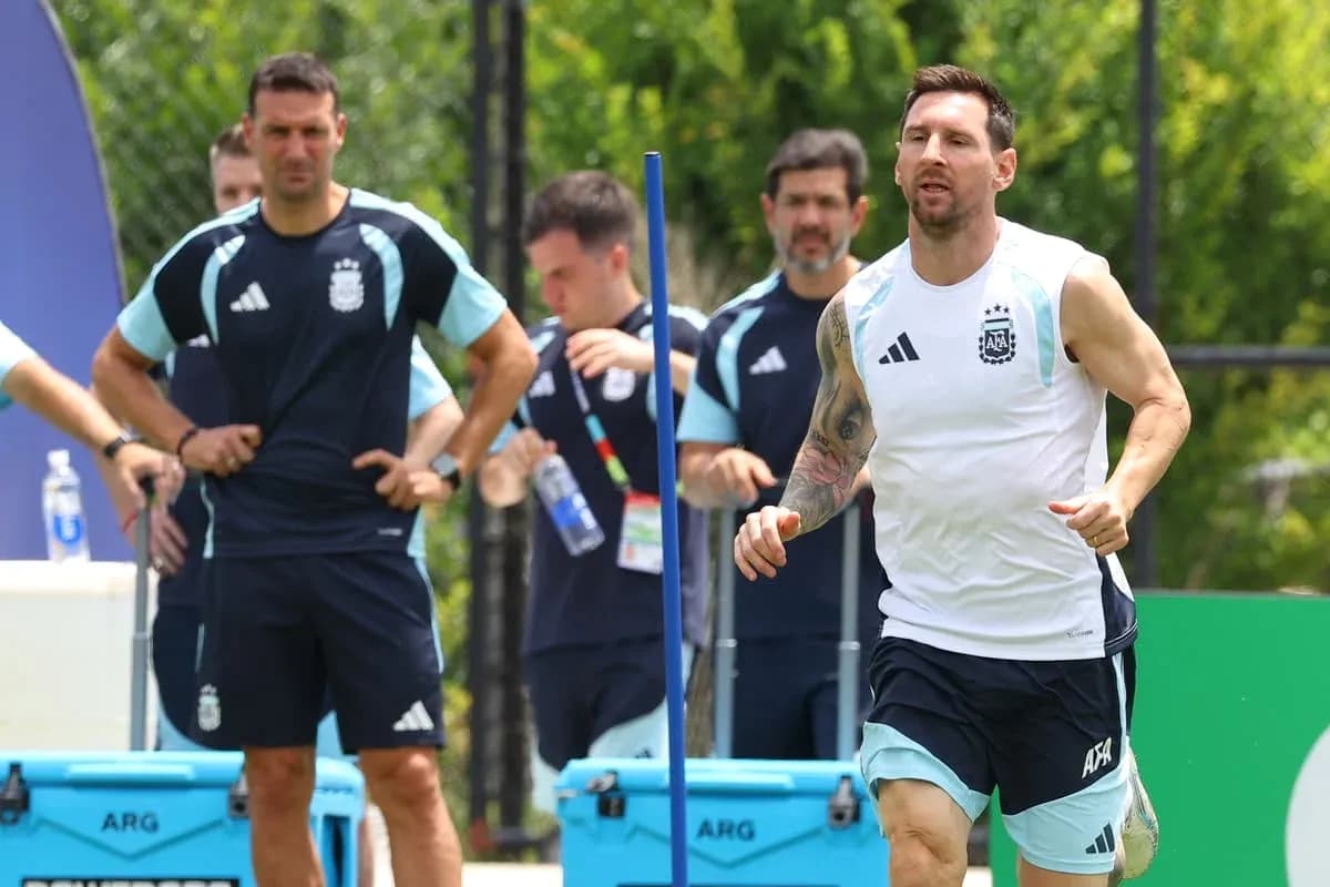 Lionel Messi corriendo durante entrenamiento con el equipo