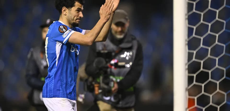 Jugador aplaudiendo al público tras el partido