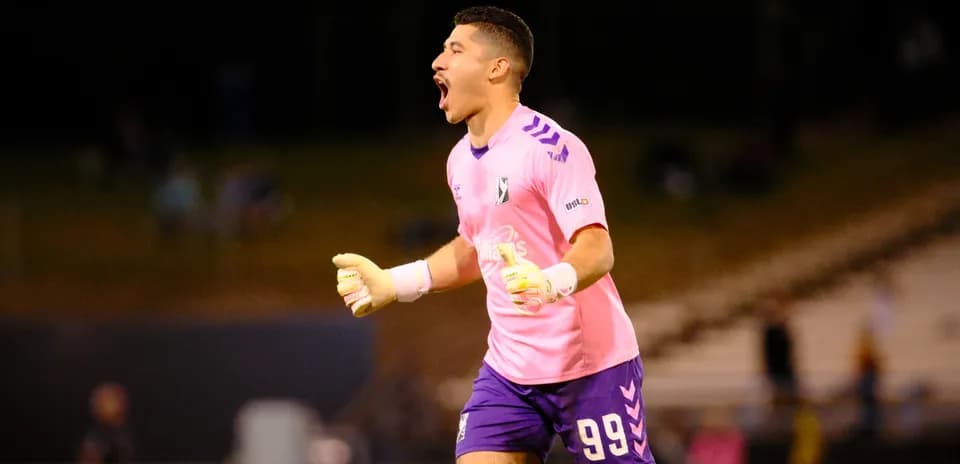 Portero celebrando durante el partido