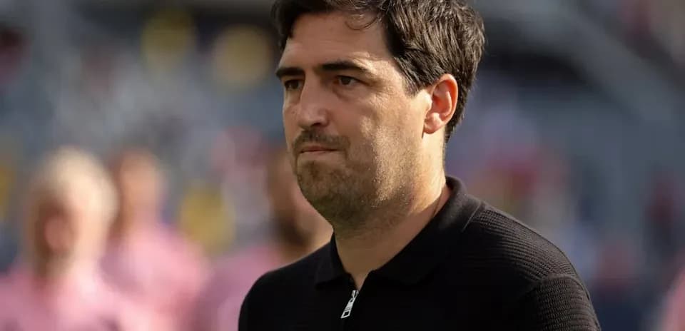 Entrenador observando el partido desde la banda